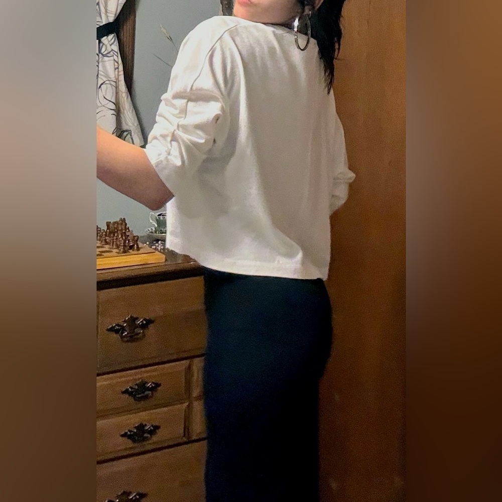 Mid Length White Top - Picture 2 of 4